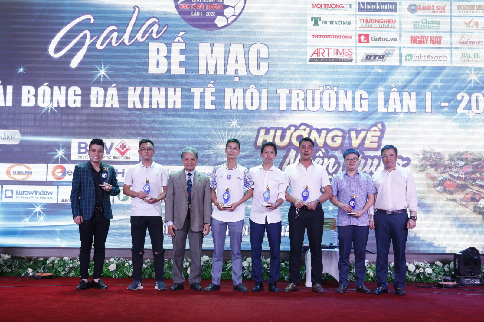 Ủng hộ 265 triệu đồng cho đồng bào miền Trung